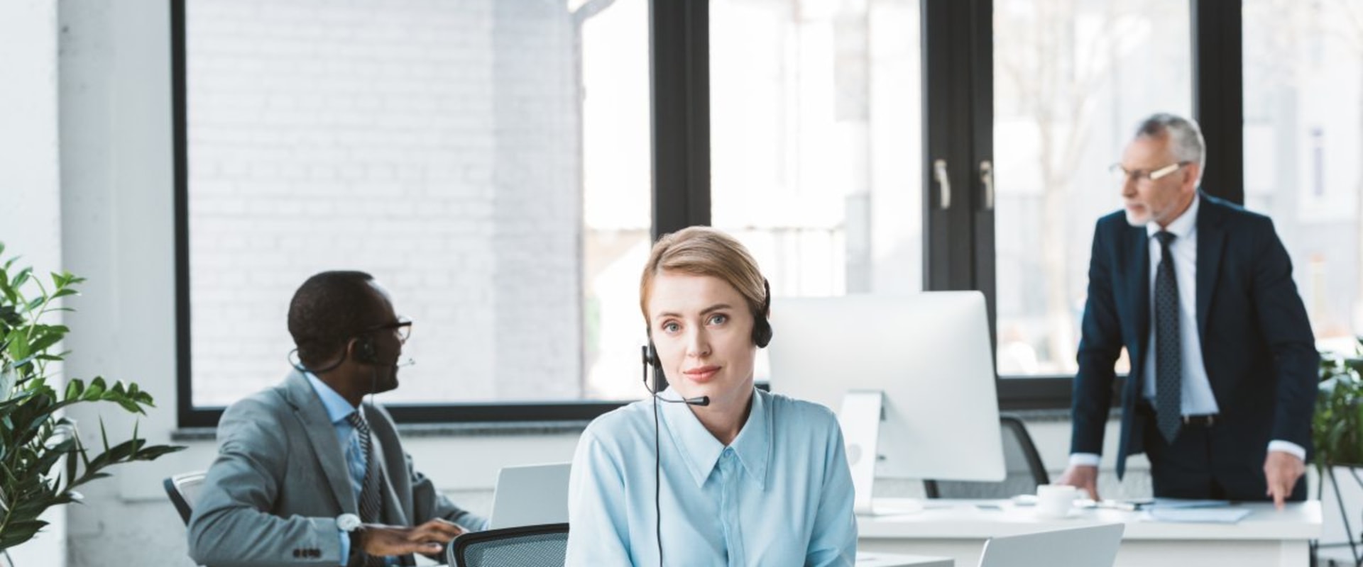 What are the disadvantages of working in a call center?