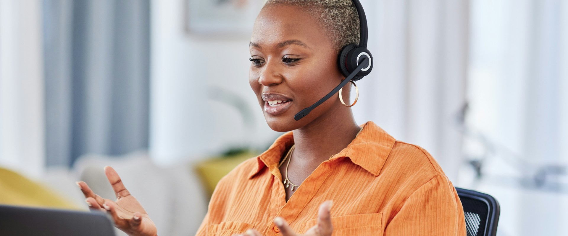 What is the primary goal of a call center agent?
