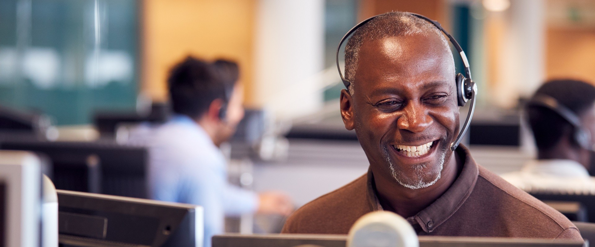 What are the qualities of a good call center agent?