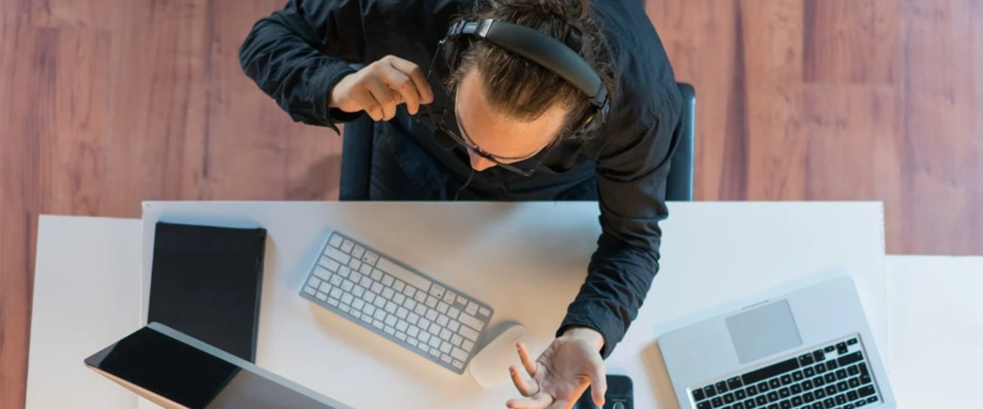 What is the main objective of customer service?